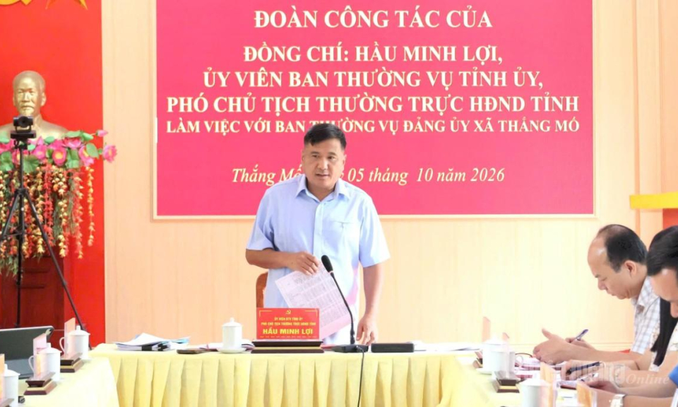 Đồng ch&iacute; Hầu Minh Lợi, Ph&oacute; Chủ tịch Thường trực HĐND tỉnh l&agrave;m việc với x&atilde; Thắng Mố