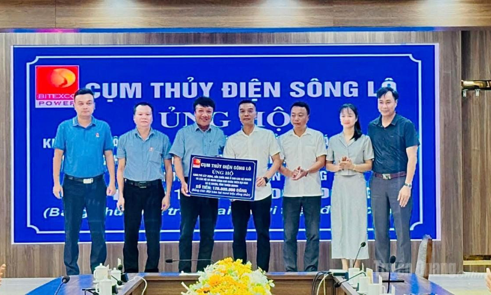 Cụm thủy điện S&ocirc;ng L&ocirc; trao 120 triệu đồng hỗ trợ hộ ngh&egrave;o x&atilde; Vị Xuy&ecirc;n