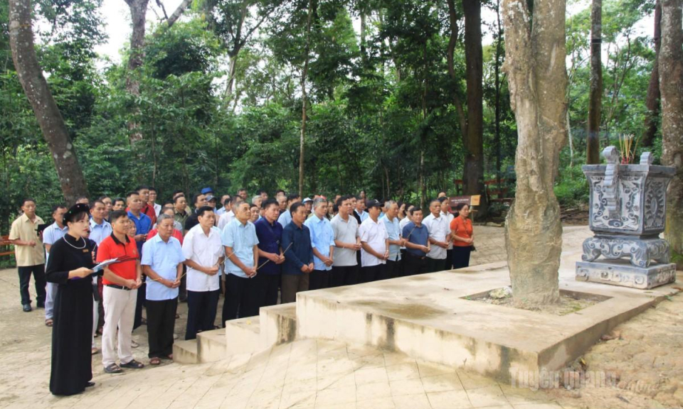 Đo&agrave;n đại biểu người c&oacute; uy t&iacute;n trong đồng b&agrave;o DTTS d&acirc;ng hương tại Khu di t&iacute;ch quốc gia đặc biệt T&acirc;n Tr&agrave;o