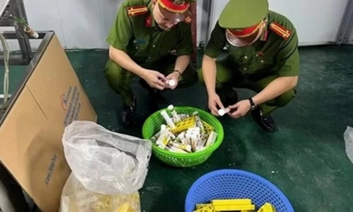C&ocirc;ng an H&agrave; Nội triệt ph&aacute; cơ sở sản xuất hơn 1,2 triệu vi&ecirc;n sủi giả