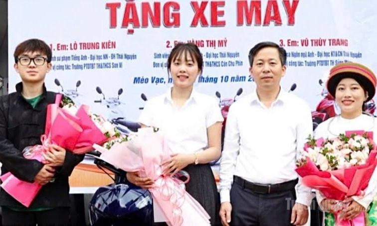 Nh&agrave; gi&aacute;o Nguyễn Xu&acirc;n Khang tặng xe m&aacute;y gi&aacute;o vi&ecirc;n v&ugrave;ng cao