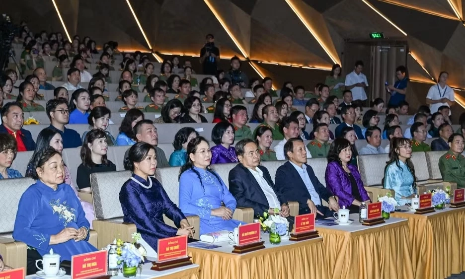 Chủ tịch Quốc hội Trần Thanh Mẫn dự chương tr&igrave;nh nghệ thuật đặc biệt "Kết nối y&ecirc;u thương"
