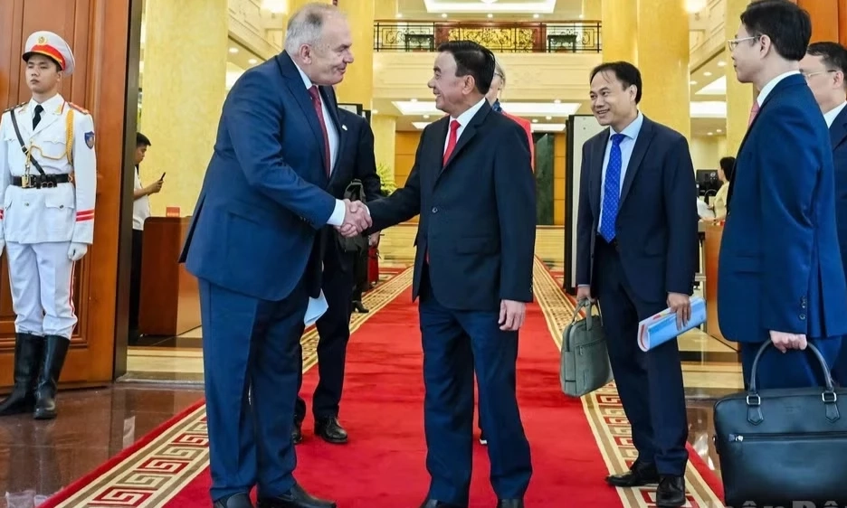 Thường trực Ban B&iacute; thư Trần Cẩm T&uacute; tiếp Đo&agrave;n đại biểu Đảng C&ocirc;ng nh&acirc;n Hungary