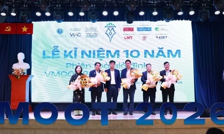 Phi&ecirc;n t&ograve;a giả định: Mười năm VMoot kết nối giảng đường với thực tiễn