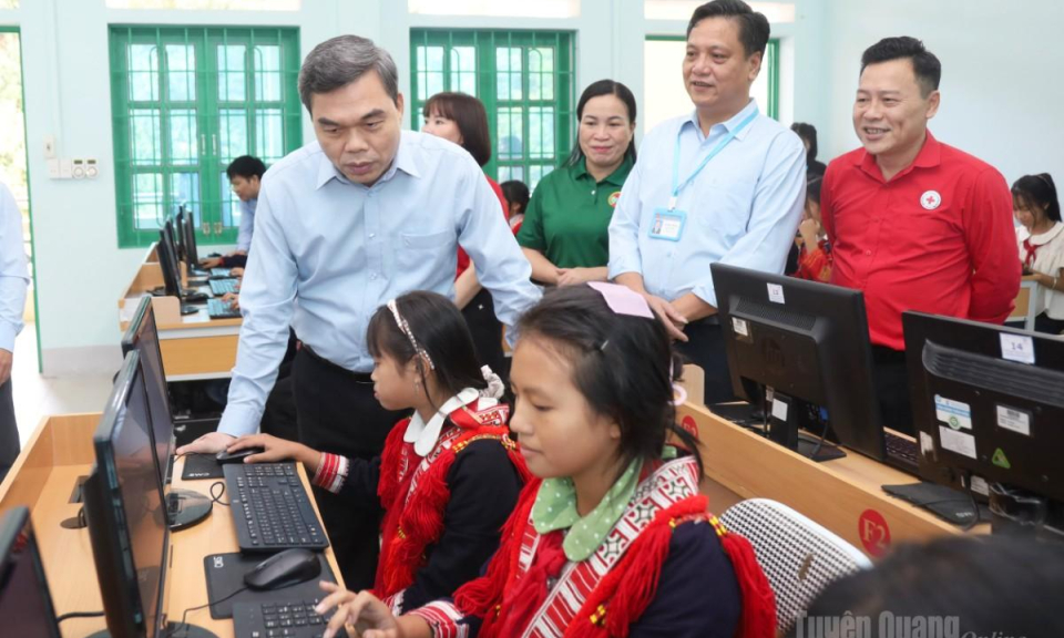 Ph&oacute; B&iacute; thư Tỉnh ủy, Chủ tịch Ủy ban MTTQ tỉnh Ma Thế Hồng kiểm tra tại x&atilde; Th&ocirc;ng Nguy&ecirc;n