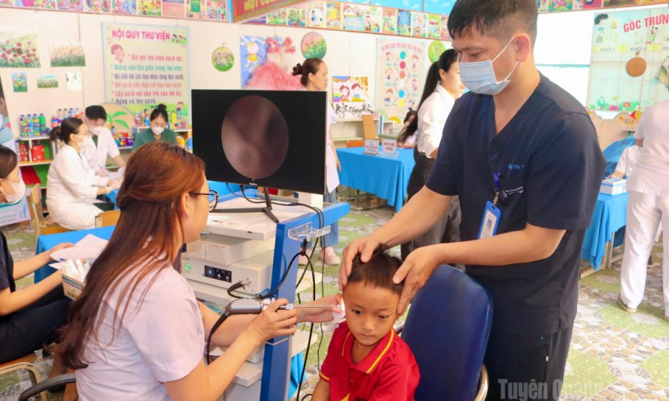 Kh&aacute;m s&agrave;ng lọc tim bẩm sinh v&agrave; tai mũi họng cho học sinh x&atilde; Ngọc Đường