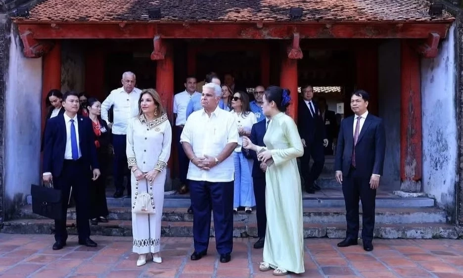 Tổng thống Panama c&ugrave;ng Phu nh&acirc;n tham quan Văn Miếu-Quốc Tử Gi&aacute;m