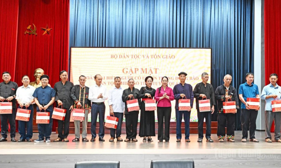 L&atilde;nh đạo Bộ D&acirc;n tộc v&agrave; T&ocirc;n gi&aacute;o gặp mặt Đo&agrave;n đại biểu người c&oacute; uy t&iacute;n ti&ecirc;u biểu tỉnh Tuy&ecirc;n Quang