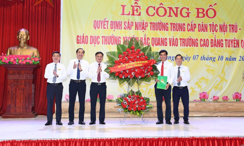 C&ocirc;ng bố Quyết định s&aacute;p nhập Trường Trung cấp D&acirc;n tộc nội tr&uacute; - Gi&aacute;o dục thường xuy&ecirc;n Bắc Quang v&agrave;o Trường Cao đẳng Tuy&ecirc;n Quang