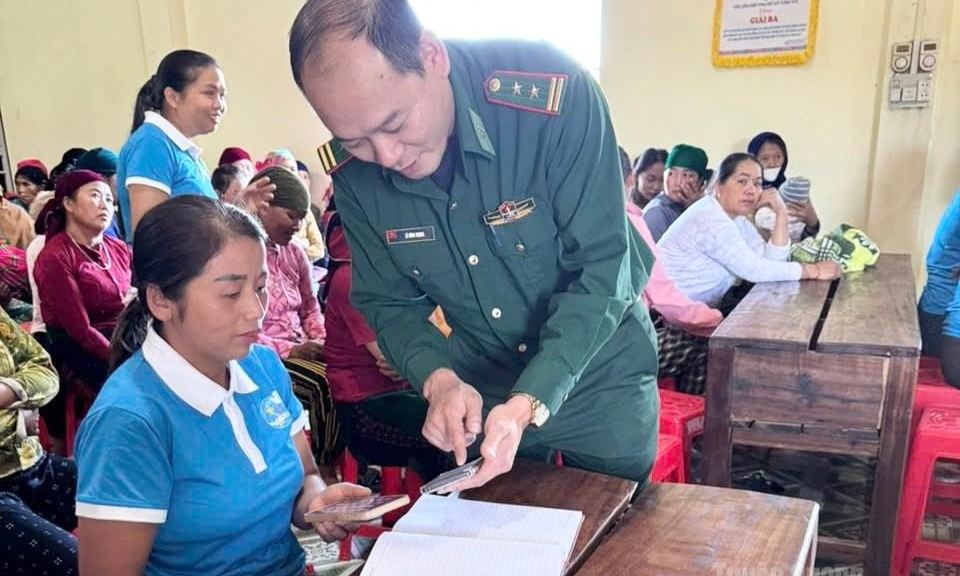 Hơn 200 phụ nữ x&atilde; T&ugrave;ng V&agrave;i được tuy&ecirc;n truyền ph&aacute;p luật, chuyển đổi số