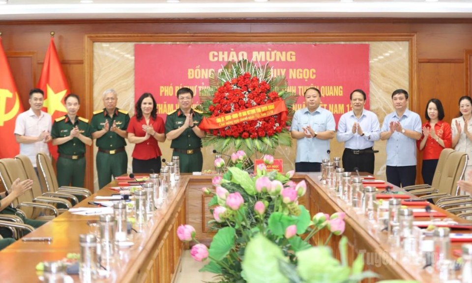 Chủ tịch UBND tỉnh Phan Huy Ngọc thăm, tặng qu&agrave; nh&acirc;n Ng&agrave;y Doanh nh&acirc;n Việt Nam