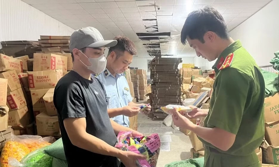Khởi tố bị can sản xuất, bu&ocirc;n b&aacute;n h&agrave;ng giả l&agrave; thực phẩm, giả mạo nguồn gốc xuất xứ