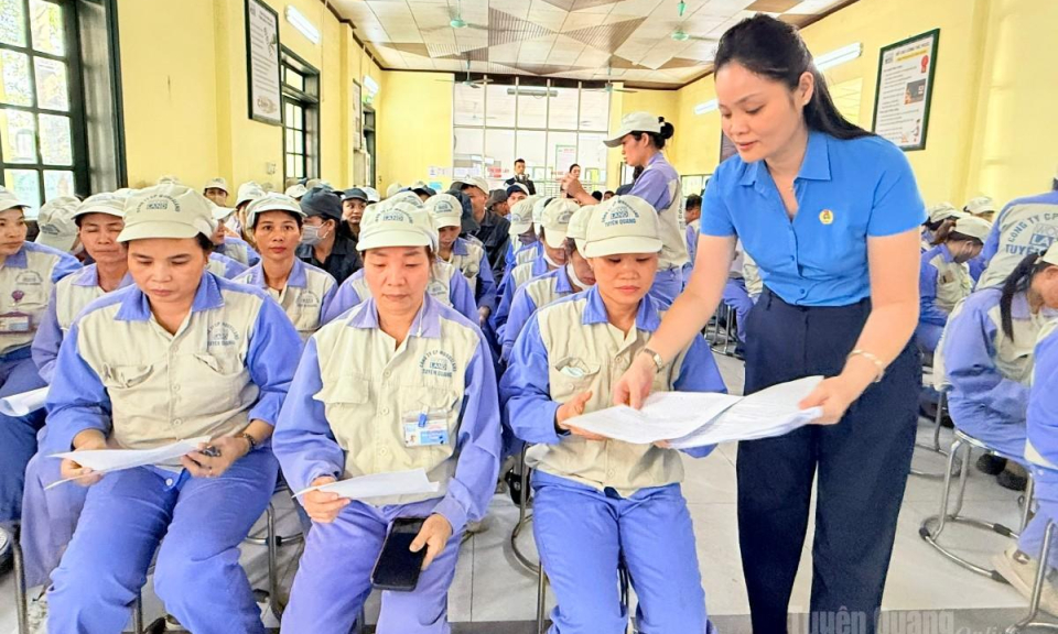 Tuy&ecirc;n truyền nghị quyết C&ocirc;ng đo&agrave;n, n&acirc;ng cao kỹ năng số cho c&ocirc;ng nh&acirc;n