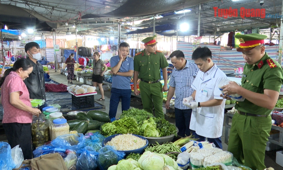 Kiểm so&aacute;t an to&agrave;n thực phẩm tại chợ truyền thống