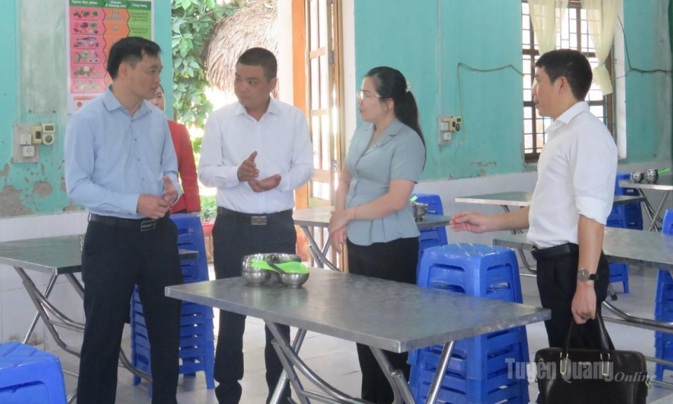 Ph&oacute; Chủ tịch UBND tỉnh Đỗ Anh Tuấn kiểm tra tại Trường Phổ th&ocirc;ng nội tr&uacute; Tiểu học v&agrave; THCS P&agrave; Vầy Sủ