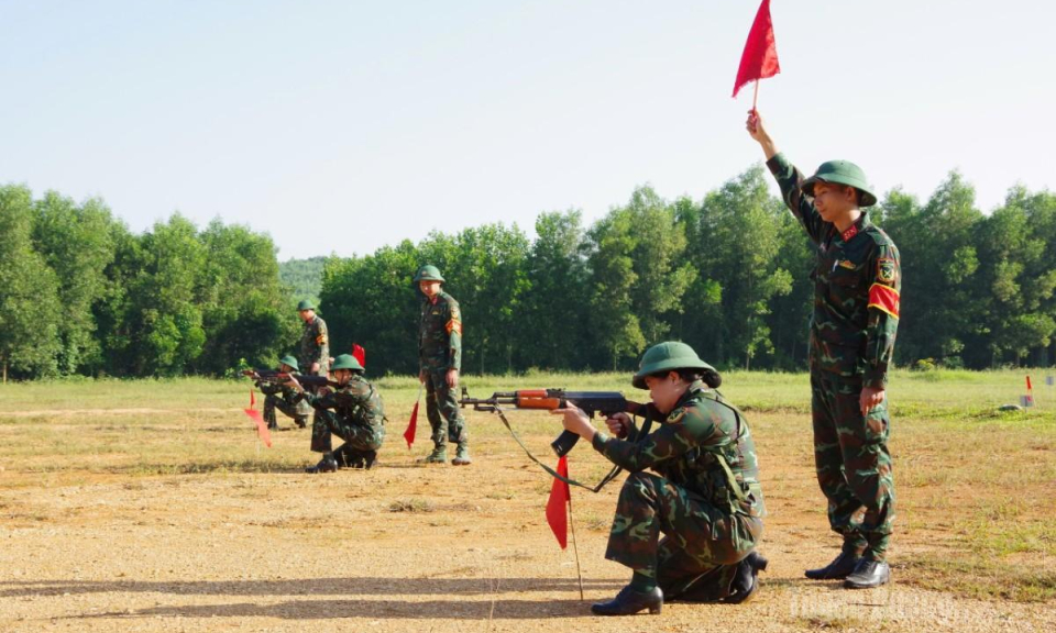 Kiểm tra bắn s&uacute;ng đối với c&aacute;n bộ, qu&acirc;n nh&acirc;n chuy&ecirc;n nghiệp