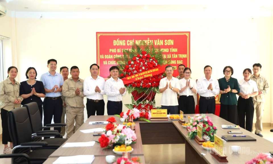Ph&oacute; B&iacute; thư Tỉnh ủy, Chủ tịch HĐND tỉnh Nguyễn Văn Sơn thăm, ch&uacute;c mừng c&aacute;c doanh nghiệp thủy điện