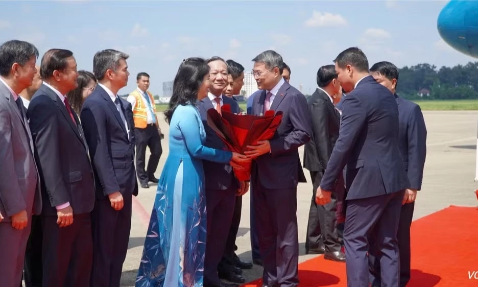 Thủ tướng L&ecirc; Minh Hưng tới Thủ đ&ocirc; Vientiane bắt đầu chuyến thăm ch&iacute;nh thức L&agrave;o