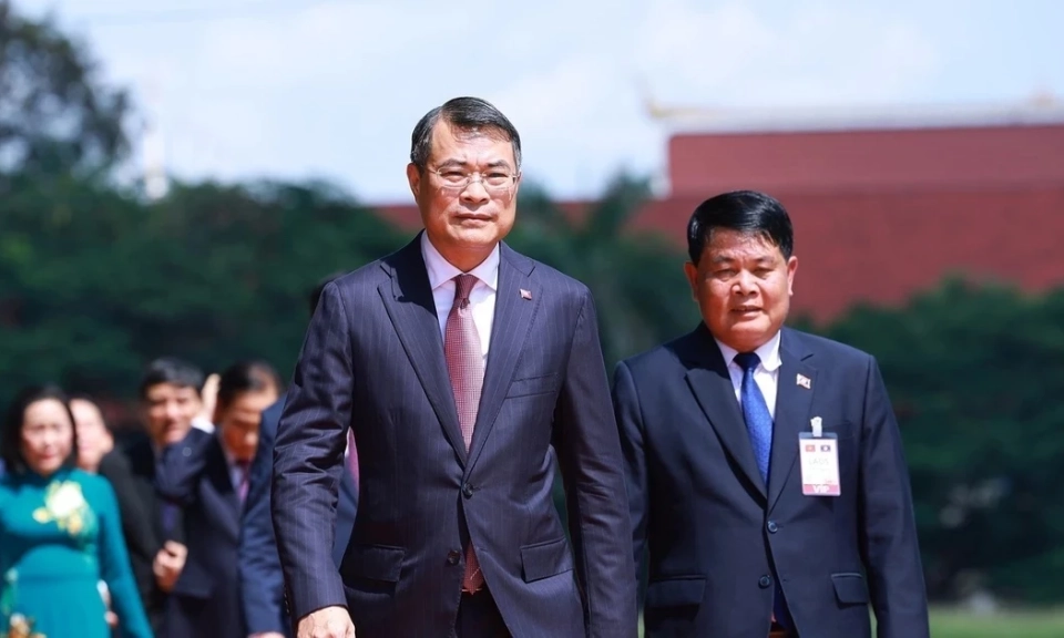 [Ảnh] Thủ tướng L&ecirc; Minh Hưng đặt v&ograve;ng hoa tại Đ&agrave;i liệt sĩ v&ocirc; danh L&agrave;o