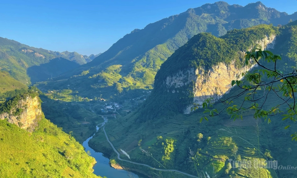 Vẻ đẹp h&ugrave;ng vĩ của tr&ugrave;ng điệp đ&aacute; n&uacute;i buổi chiều thu tại x&atilde; Du Gi&agrave;