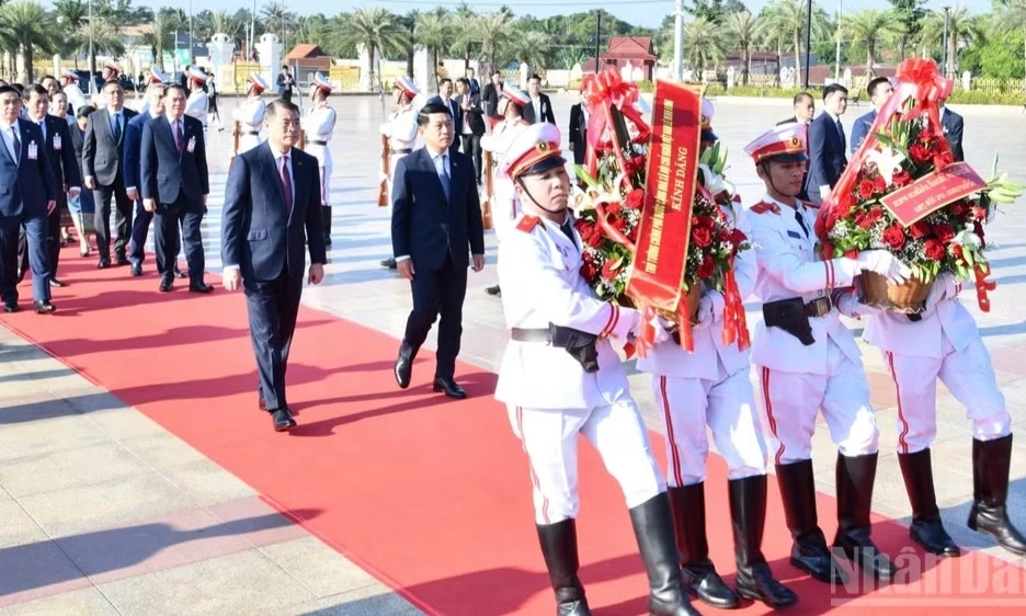 Thủ tướng L&ecirc; Minh Hưng v&agrave; Thủ tướng Saleumxay Kommasith d&acirc;ng hoa tri &acirc;n c&aacute;c bậc l&atilde;nh tụ tiền bối Việt Nam v&agrave; L&agrave;o