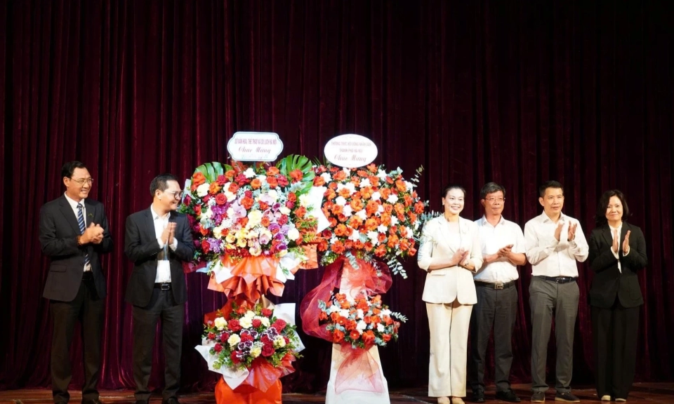 &ldquo;Thời khắc&rdquo; - Dấu ấn mới trong c&ocirc;ng nghiệp văn h&oacute;a của s&acirc;n khấu Thủ đ&ocirc;