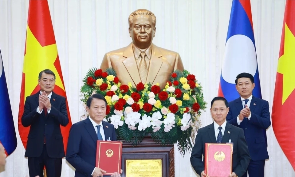 [Ảnh] Thủ tướng L&ecirc; Minh Hưng v&agrave; Thủ tướng L&agrave;o Saleumxay Kommasith chứng kiến lễ trao văn kiện hợp t&aacute;c