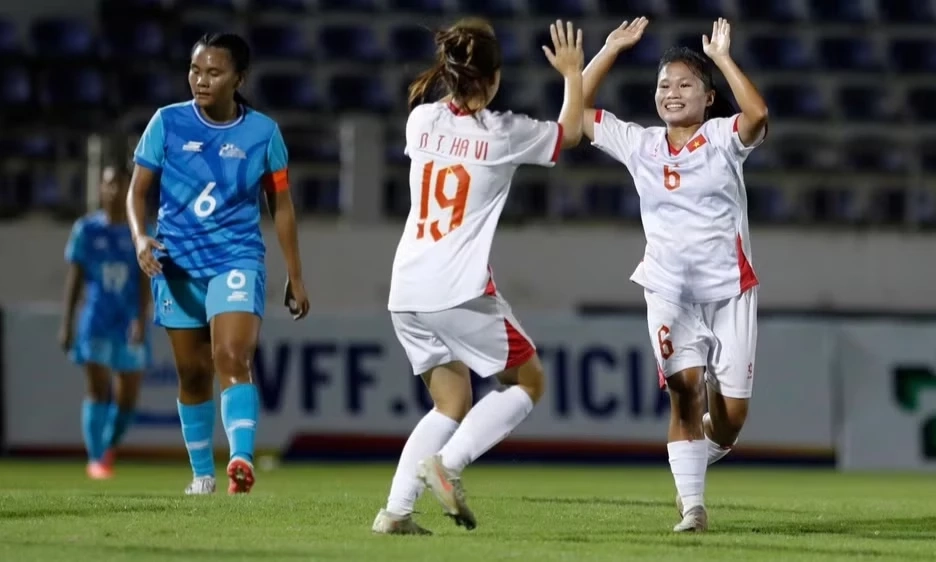 U17 nữ Việt Nam thắng 20-0, vươn l&ecirc;n dẫn đầu bảng D