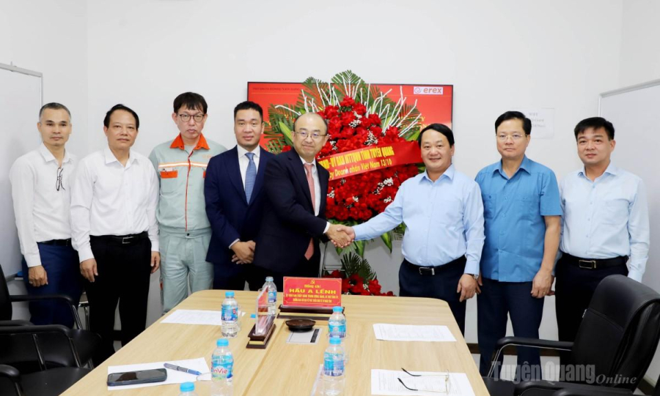 B&iacute; thư Tỉnh ủy Hầu A Lềnh thăm, ch&uacute;c mừng một số doanh nghiệp ti&ecirc;u biểu