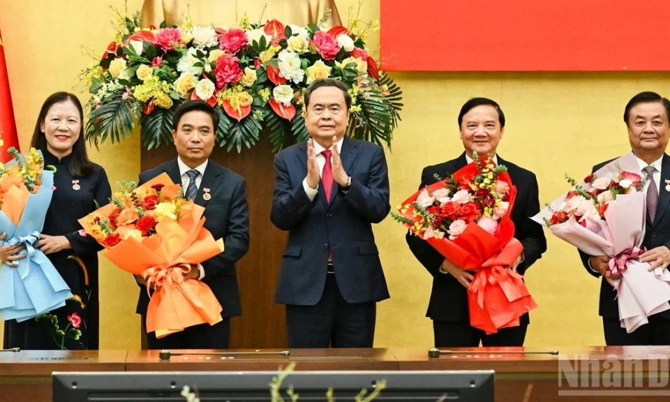 [Ảnh] Chủ tịch Quốc hội Trần Thanh Mẫn trao Huy hiệu 35 năm tuổi Đảng, tặng l&atilde;nh đạo Quốc hội