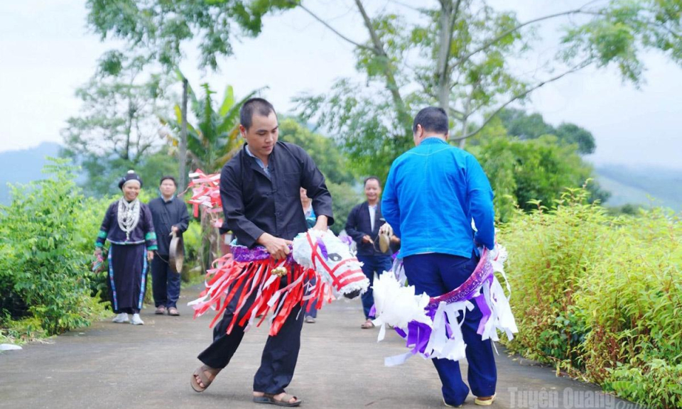 M&uacute;a ngựa giấy của người N&ugrave;ng