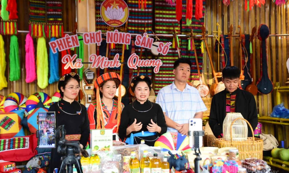 X&atilde; Minh Quang c&ocirc;ng bố M&ocirc; h&igrave;nh &ldquo;Chợ phi&ecirc;n - Chợ số&rdquo;