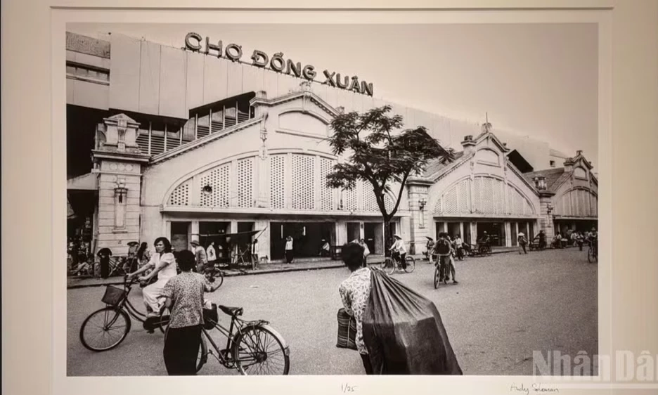 H&agrave; Nội những năm 1990 từ ống k&iacute;nh của Andy Soloman