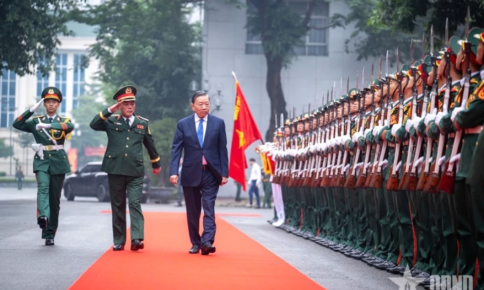 Tổng B&iacute; thư, Chủ tịch nước T&ocirc; L&acirc;m dự Lễ kỷ niệm 80 năm Ng&agrave;y truyền thống LLVT Thủ đ&ocirc; H&agrave; Nội v&agrave; đ&oacute;n nhận danh hiệu Anh h&ugrave;ng LLVT nh&acirc;n d&acirc;n