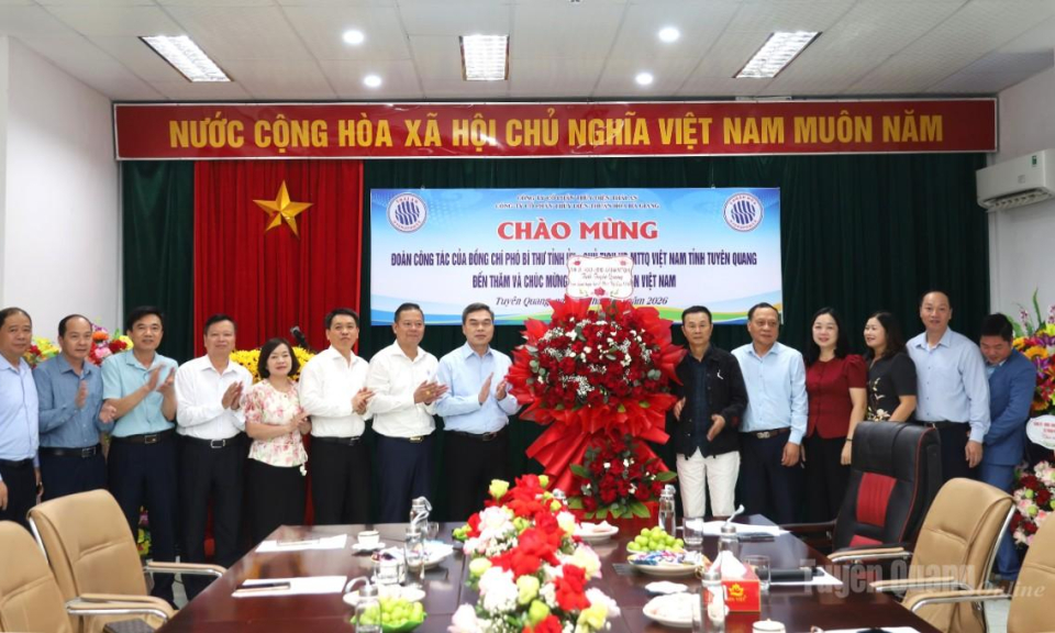 Ph&oacute; B&iacute; thư Tỉnh ủy, Chủ tịch Ủy ban MTTQ Việt Nam tỉnh Ma Thế Hồng thăm, ch&uacute;c mừng c&aacute;c doanh nghiệp ti&ecirc;u biểu nh&acirc;n Ng&agrave;y Doanh nh&acirc;n Việt Nam