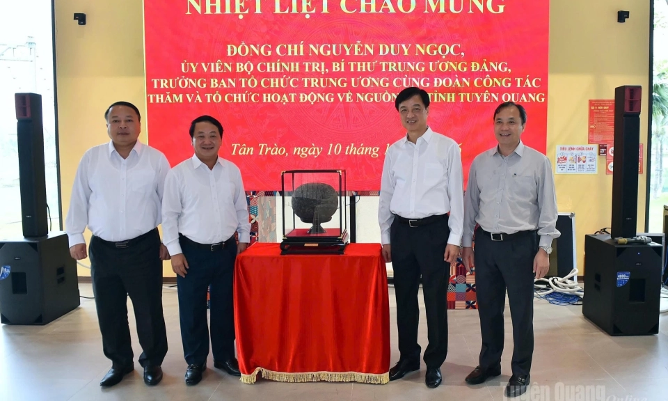 Đồng ch&iacute; Nguyễn Duy Ngọc, Trưởng Ban Tổ chức Trung ương về nguồn, d&acirc;ng hương tại Khu di t&iacute;ch quốc gia đặc biệt T&acirc;n Tr&agrave;o