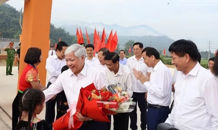 Ph&oacute; Chủ tịch Thường trực Quốc hội Đỗ Văn Chiến thăm, kiểm tra tại Trường phổ th&ocirc;ng nội tr&uacute; tiểu học-trung học cơ sở Sam Mứn