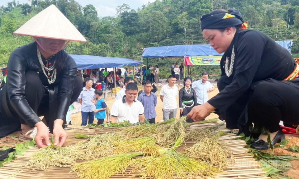 Khu&ocirc;n L&ugrave;ng tổ chức Hội thi Hương cốm N&agrave; Ch&igrave; v&agrave; kh&aacute;nh th&agrave;nh đường giao th&ocirc;ng n&ocirc;ng th&ocirc;n