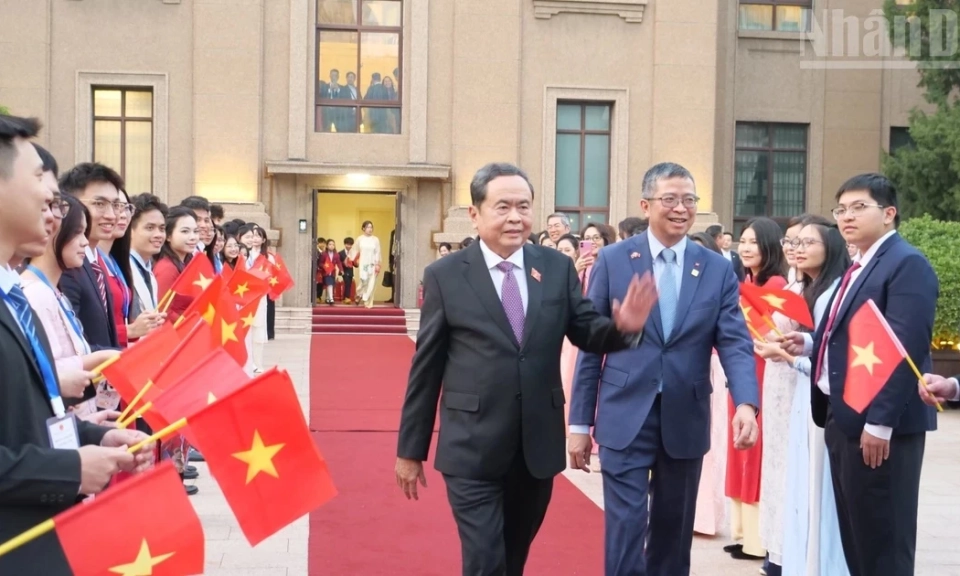 Chủ tịch Quốc hội Trần Thanh Mẫn thăm Đại sứ qu&aacute;n v&agrave; cộng đồng người Việt Nam tại Trung Quốc