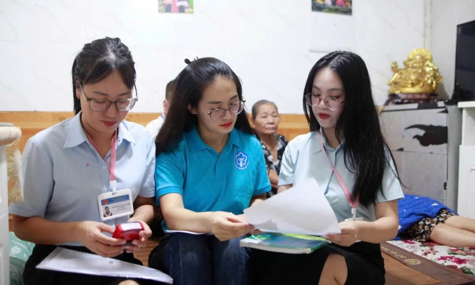 Gần 96% người hưởng chế độ BHXH nhận tiền qua t&agrave;i khoản