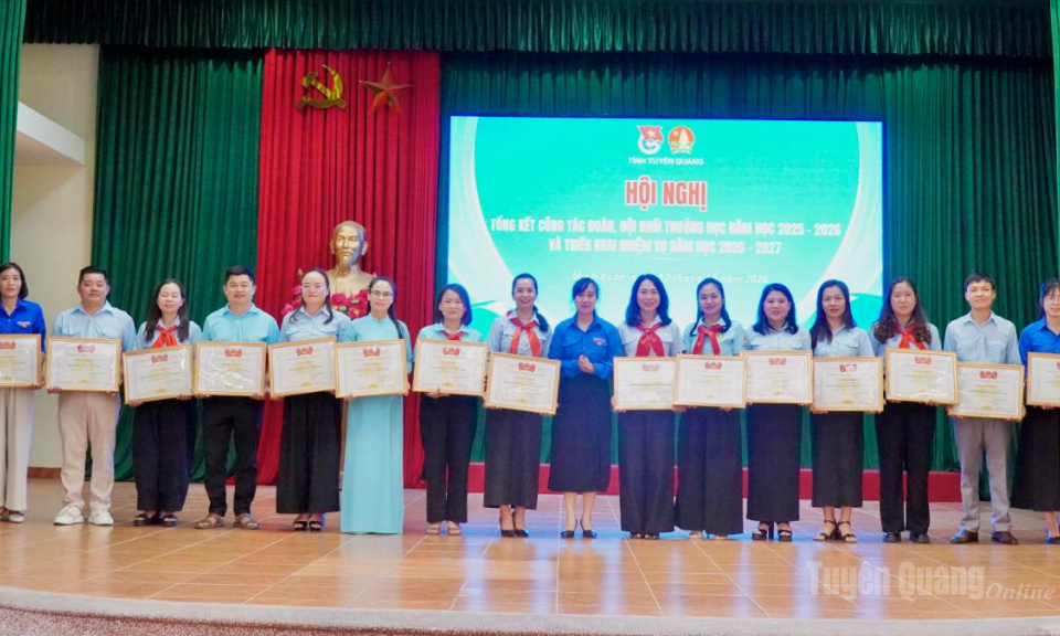 Tạo m&ocirc;i trường thuận lợi để học sinh, sinh vi&ecirc;n r&egrave;n luyện, ph&aacute;t huy năng lực, tinh thần s&aacute;ng tạo v&agrave; tr&aacute;ch nhiệm với cộng đồng