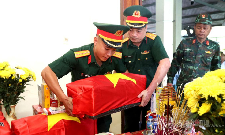 Tiễn đưa h&agrave;i cốt liệt sĩ Trần Xu&acirc;n Vững về qu&ecirc; hương
