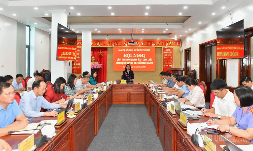 Đo&agrave;n ĐBQH tỉnh Tuy&ecirc;n Quang lấy &yacute; kiến tham gia x&acirc;y dựng 4 dự &aacute;n luật