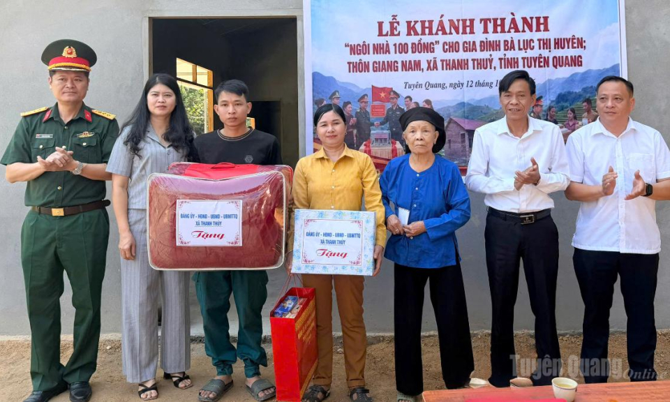 B&agrave;n giao 2 &ldquo;Ng&ocirc;i nh&agrave; 100 đồng&rdquo; tặng th&acirc;n nh&acirc;n liệt sĩ tại Thanh Thủy
