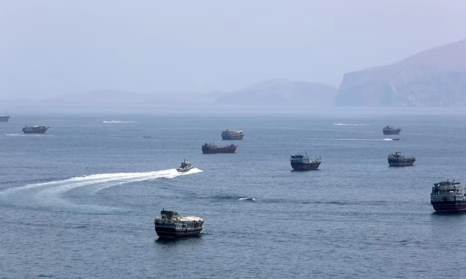 Iran tuy&ecirc;n bố chủ trương hạn chế thay v&igrave; đ&oacute;ng cửa Eo biển Hormuz