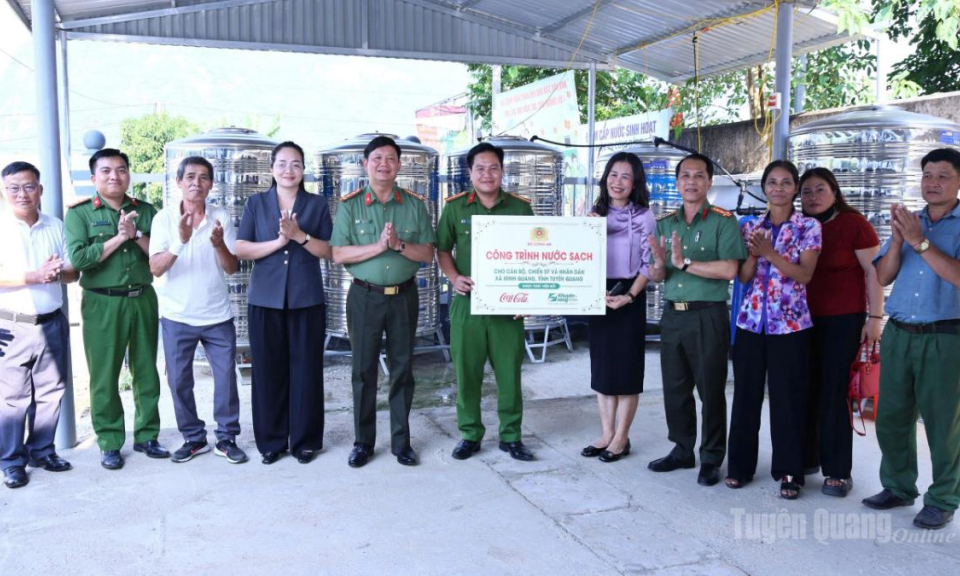 B&agrave;n giao c&ocirc;ng tr&igrave;nh nước sạch phục vụ C&ocirc;ng an x&atilde; v&agrave; người d&acirc;n x&atilde; Minh Quang