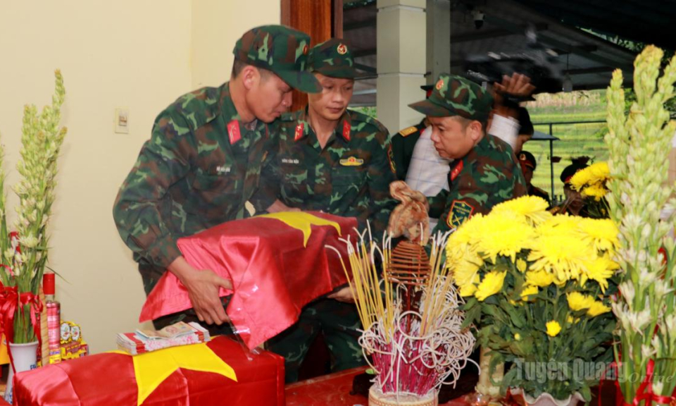Tiễn đưa h&agrave;i cốt liệt sĩ Lỗ Trọng Sang về an nghỉ tại qu&ecirc; nh&agrave;