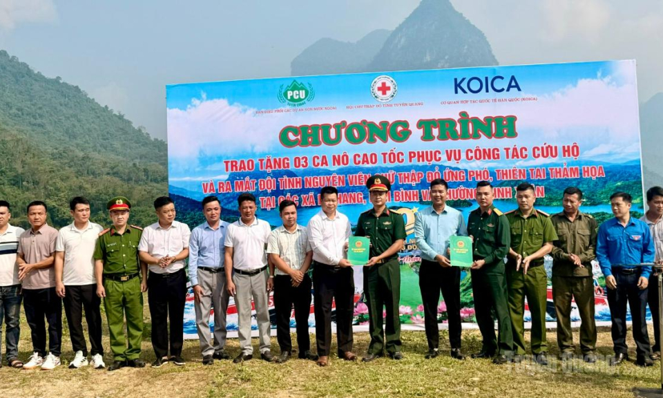 Ra mắt đội t&igrave;nh nguyện vi&ecirc;n Chữ thập đỏ ứng ph&oacute; thi&ecirc;n tai, thảm hoạ