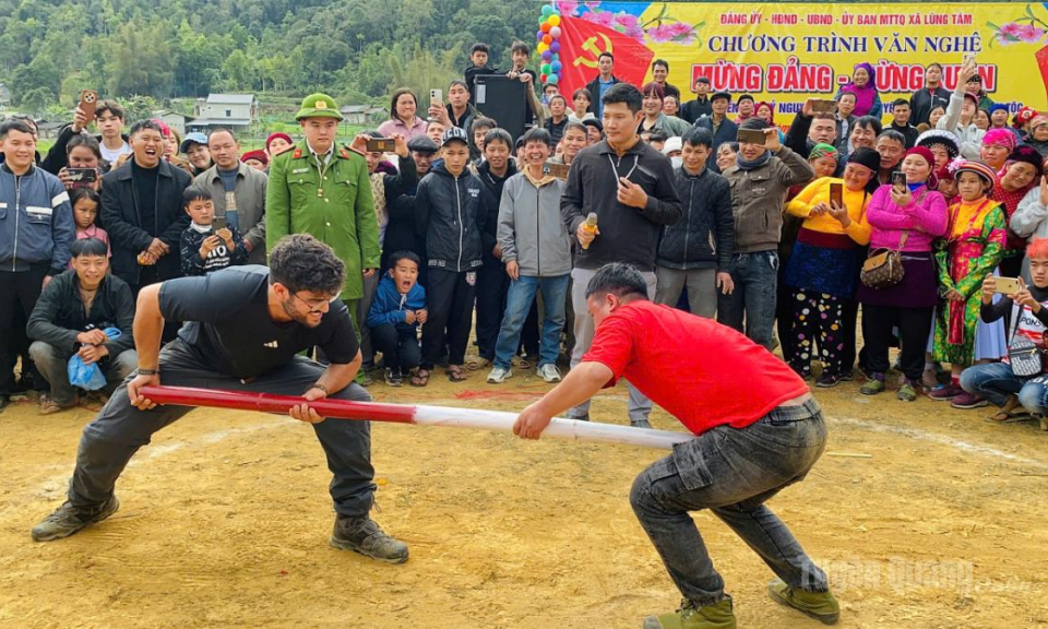 L&ugrave;ng T&aacute;m đ&oacute;n kh&aacute;ch bằng sắc m&agrave;u văn h&oacute;a
