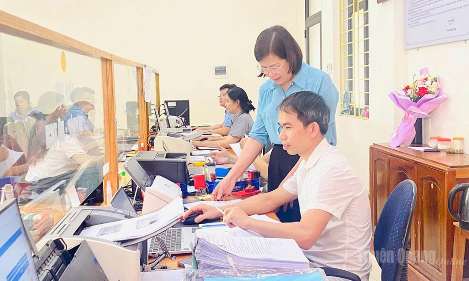 Gi&aacute;m s&aacute;t thực chất, phản biện hiệu quả